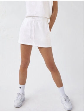 Aritzia TNA Cozy Fleece Mini Skirt Size X-Small White Stretch Sporty Pockets